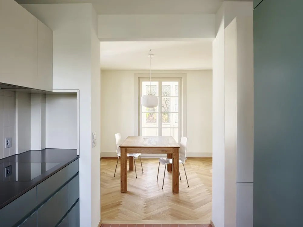 EFH-Wohnung nach der Renovation durch triwes — Küche und Esszimmer mit Parkett