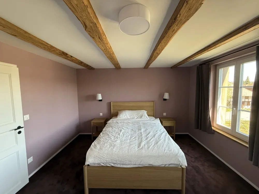 Schlafzimmer mit freigelegten Holzbalken — Renovation von triwes