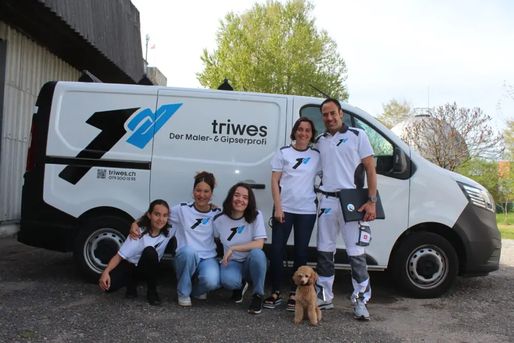 Das Team von triwes — Wesley Trindade mit Familie und Firmenwagen in Burgdorf